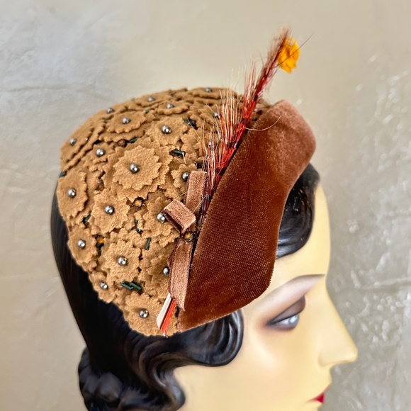REFINED 1950's VELOUR & FELT "FLOWERS" COCKTAIL HAT
